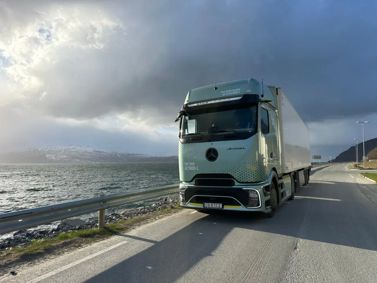 Nowy Truck Mercedes Actrol L na tle pięknego widoku