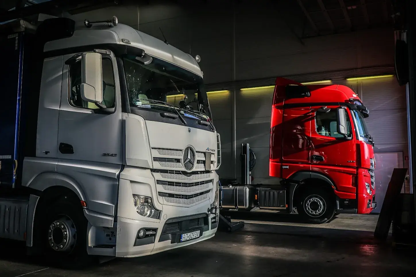 Biały i czerwony nowy truck Mercedesa od ktc