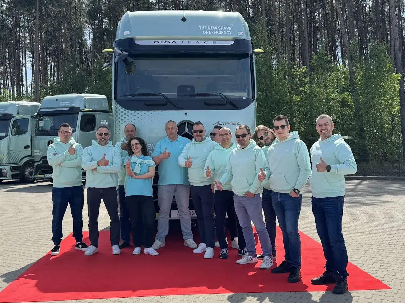 Фото менеджерів з продажу